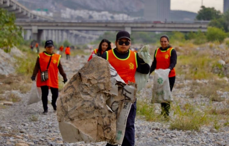 Retiran voluntarios más de media tonelada de basura del Río Santa Catarina