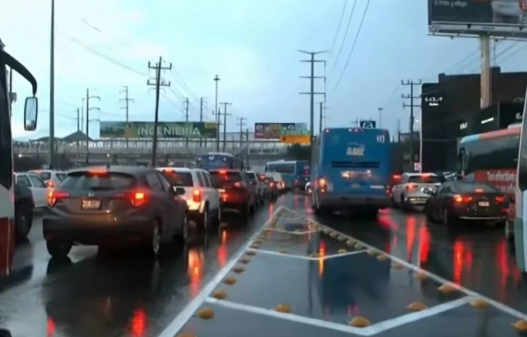 Fuertes lluvias provocan encharcamientos y paralizan la avenida Universidad