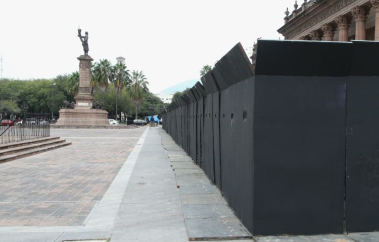 Blindan Palacio de Gobierno ante marcha contra la violencia a las mujeres