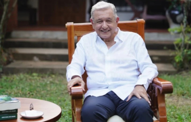 AMLO reaparece para promocionar su libro ‘Grandeza’